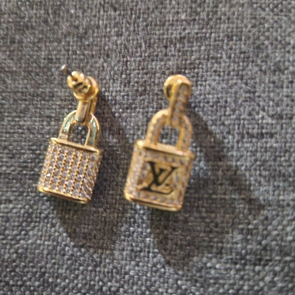 Gorgeous lv lock earrings